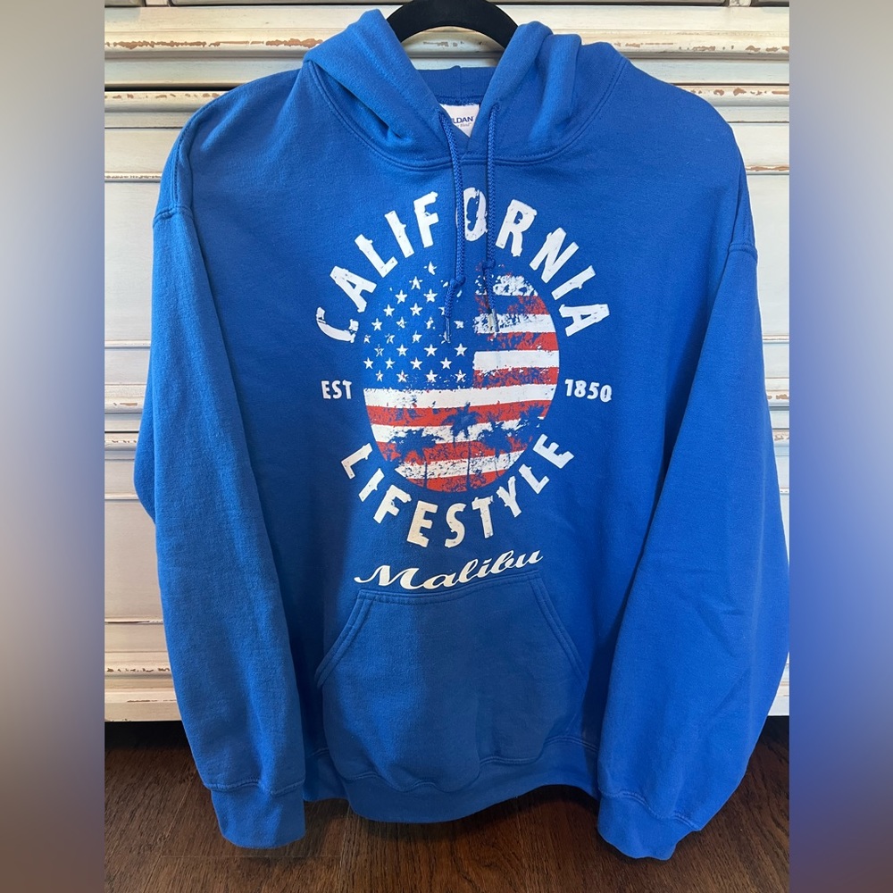 Gildan Pullover Hoodie with Kangaroo Pocket. California Lifestyle Malibu Logo.
